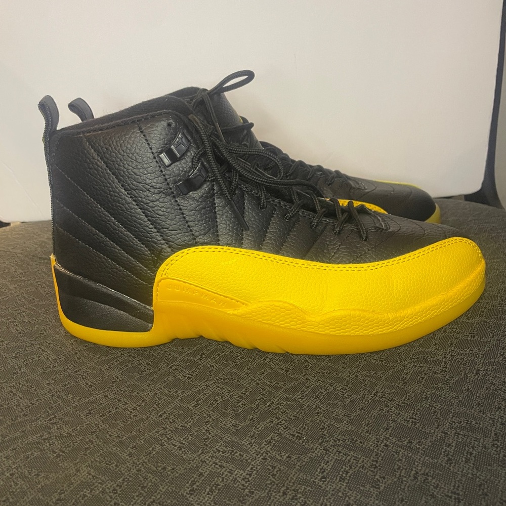Air Jordan 12 Black University Gold Men’s Size 8.5-Gently Used